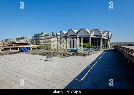 20.04.2020, Bochum, Renania Settentrionale-Vestfalia, Germania - RUB, Ruhr-Università Bochum, piazza di fronte all'Audimax vuoto in tempi di pandemia corona. 0 Foto Stock