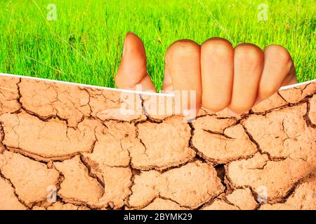 adolescente mano ragazza che tiene il terreno incrinato durante la stagione secca business presente su erba verde sfondo natura Foto Stock