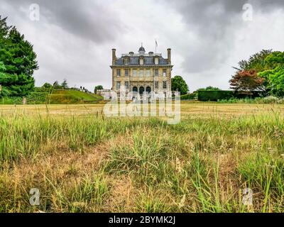 Wimborne, Regno Unito. 10 Giugno 2020. Wimborne, Regno Unito. Mercoledì 10 giugno 2020. Il National Trust apre i giardini di Kingston Lacy per i visitatori, mentre il blocco di Coronavirus è più snello. Vari segnali in atto per contribuire a mantenere l'allontanamento sociale. Credit: Thomas Faull/Alamy Live News Foto Stock