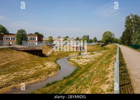 27.04.2020, Recklinghausen, Renania Settentrionale-Vestfalia, Germania - corso d'acqua rinaturalizzato, l'Hellbach appartiene al sistema fluviale dell'Emscher e del t Foto Stock