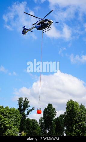 12.05.2020, Duesseldorf, Nord Reno-Westfalia, Germania - Elicottero Airbus H145 della polizia che vola squadrone durante un esercizio con il nuovo 820 li Foto Stock