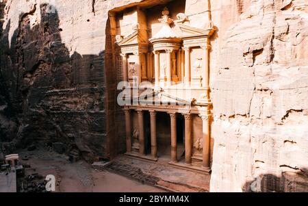 Bella vista panoramica al Khazneh - il tesoro, antica città di Petra, Giordania. Questa struttura è stata scolpita da una parete di pietra arenaria. Meraviglioso Foto Stock