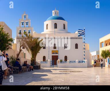 Chiesa a cupola blu, Panagia Platsani nella città di Oia sull'isola greca di Santorini Foto Stock