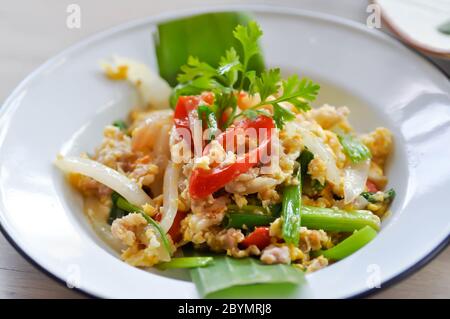 Mescolare uovo fritto e carne macinata di maiale o agitare uovo fritto e fermentati di maiale, cibo tailandese Foto Stock