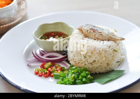 Riso fritto o saltati in padella il riso con pesce, riso condito con sgombro Foto Stock