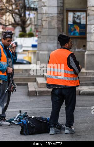 Vista posteriore di operai edili che indossano gilet riflettente che si preparano per il lavoro. Bucarest, Romania, 2020 Foto Stock