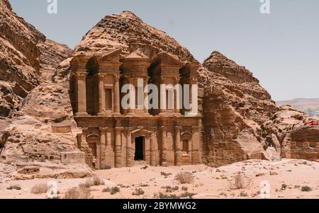 Bellissimo paesaggio vista monastero o ad Deir, e l'edificio monumentale scolpito dalla roccia nell'antica città di Petra, Foto Stock