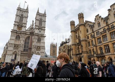 Una folla di manifestanti marciano oltre l'abbazia di Westminster durante una protesta contro Black Lives Matters, Parliament Square, Londra, 7 giugno 2020 Foto Stock