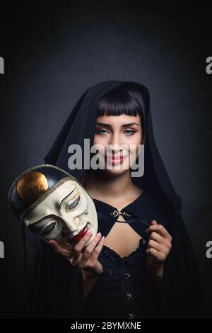 Bella donna toglie la maschera . Carnevale e festa veneziana Foto Stock