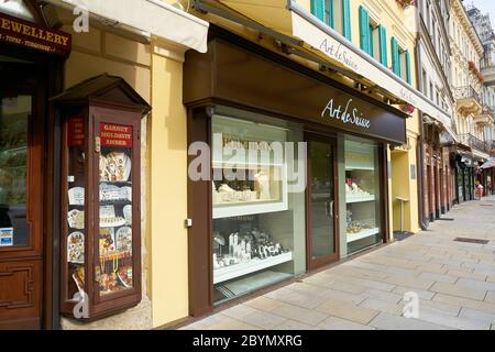 Negozi costosi per i turisti nella città vecchia di Karlovy Vary nella Repubblica Ceca Foto Stock
