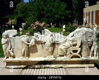 Sarcofago romano decorato con rilievi. Scena familiare. Schiava ragazza mostrando un bambino a una coppia sposata. Ad entrambe le estremità del sarcofago sono rappresentati due putti. Museo di Aphodisias. Turchia Foto Stock