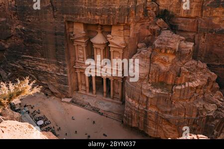 Bella vista panoramica al Khazneh - il tesoro, antica città di Petra, Giordania. È uno dei templi più elaborati Foto Stock