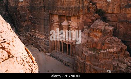 Bella vista panoramica al Khazneh - il tesoro, antica città di Petra, Giordania. È uno dei templi più elaborati Foto Stock