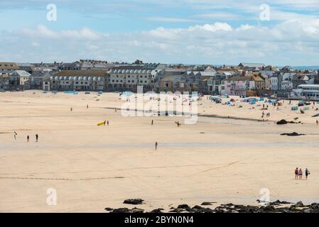 Porthmeor Beach Saint Ives, Cornovaglia, Regno Unito. Persone in spiaggia in una giornata estiva soleggiata. Foto Stock