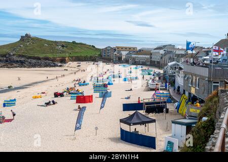 Porthmeor Beach Saint Ives, Cornovaglia, Regno Unito. Persone in spiaggia in una giornata estiva soleggiata. Foto Stock