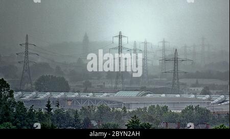 Glasgow, Scozia, Regno Unito 10 giugno 2020: Regno Unito Meteo: La pioggia torrenziale ha visto i punti di riferimento locali fantasma in lontananza con la nuvola pesante oscurità regnava. Credit: Gerard Ferry/Alamy Live News Foto Stock