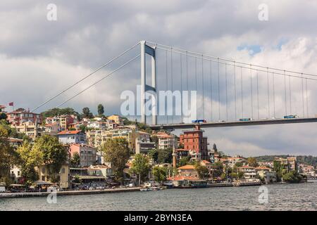 Il ponte Ataturk è un primo ponte sospeso sullo stretto del Bosforo. Foto Stock