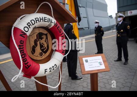 Wilhelmshaven, Germania. 10 Giugno 2020. "Frigate North Rhine-Westfalia" è scritto su un conservatore di vita. La Marina ha messo in servizio il secondo dei quattro nuovi fregati della classe F 125. La 'Nordrhein- Westfalen' è la nave gemella del 'Baden-Württemberg', che ha aderito alla flotta un anno fa. La nave è stata costruita per operazioni di stabilizzazione marittima a lungo termine. Credit: Sina Schuldt/dpa pool/dpa/Alamy Live News Foto Stock