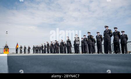 Wilhelmshaven, Germania. 10 Giugno 2020. Marines si trovano sulla fregata 'Nordrhein-Westfalen' quando viene messo in servizio. La Marina ha messo in servizio il secondo dei quattro nuovi fregati della classe F 125. La 'Nordrhein- Westfalen' è la nave gemella del 'Baden-Wuerttemberg', che ha aderito alla flotta un anno fa. La nave è stata costruita per operazioni di stabilizzazione marittima a lungo termine. Credit: Sina Schuldt/dpa pool/dpa/Alamy Live News Foto Stock