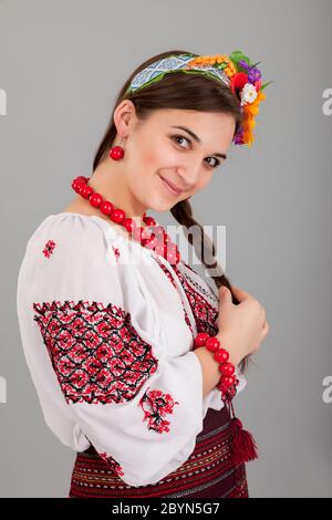 Attraente donna indossa nazionale ucraina di vestire Foto Stock