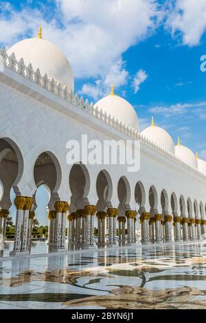 Corridoio con colonne decorate in oro all'entrata della famosa Moschea Sheikh Sultan Zayed ad Abu Dhabi, Emirati Arabi Uniti Foto Stock