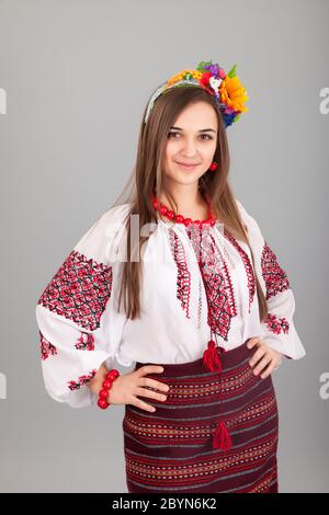 Attraente donna indossa nazionale ucraina di vestire Foto Stock