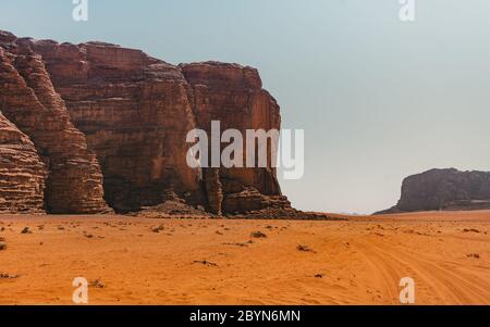 Wadi Rum nel sud della Giordania. Si trova a circa 60 km ad est di Aqaba. Wadi Rum ha portato alla sua designazione come un sito patrimonio dell'umanità dell'UNESCO Foto Stock