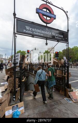 Molti cartelli di protesta si sono sparsi intorno all'ingresso della stazione di Westminster dopo una protesta Black Lives Matters, Londra, 7 giugno 2020 Foto Stock