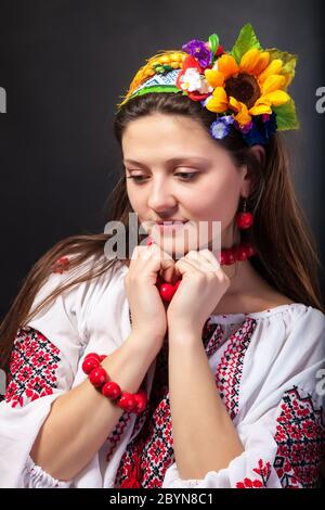 Attraente donna indossa nazionale ucraina di vestire Foto Stock