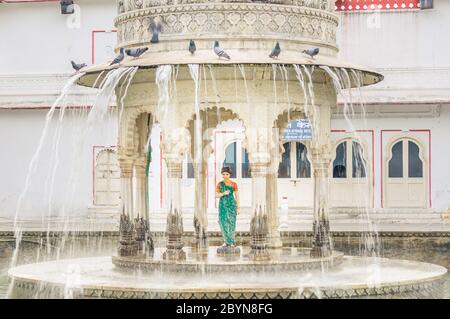 Vista ravvicinata della fontana di Saheliyon-ki-Bari o cortile delle Maidens, un famoso giardino a Udaipur, India. Foto Stock