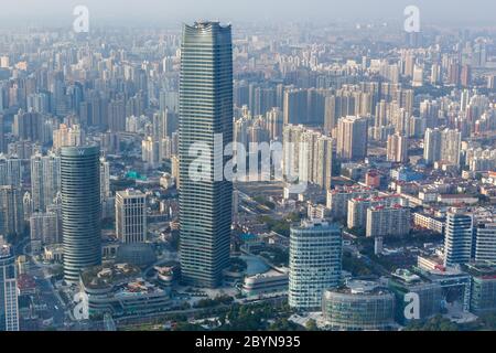 Vista sulla Torre Jinguang Xinwaitan di Shanghai. Foto Stock