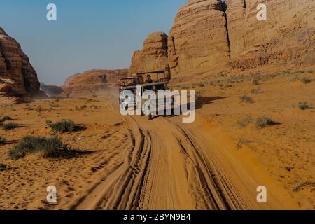 Veicolo fuoristrada che guida nel deserto. Guida di un SUV a 4 ruote motrici sul deserto, intrattenimento tradizionale per i turisti. Bella valle. Viaggi Foto Stock