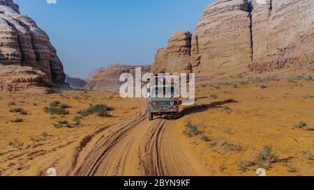 Veicolo fuoristrada che guida nel deserto. Guida di un SUV a 4 ruote motrici sul deserto, intrattenimento tradizionale per i turisti. Bella valle. Viaggi Foto Stock