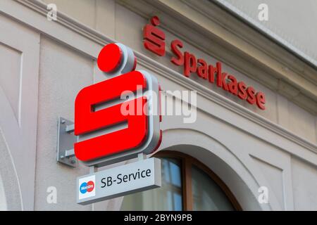 Primo piano del logo Sparkasse, catturato nel centro di Dresda. Foto Stock