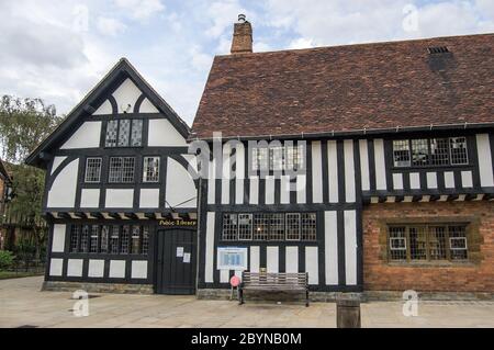 Stratford Upon Avon, Regno Unito - 22 agosto 2011: Biblioteca pubblica, Stratford Upon Avon, Warwickshire. Edificio Tudor vicino alla casa natale di William Shakespeare Foto Stock