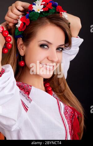 Attraente donna indossa nazionale ucraina di vestire Foto Stock