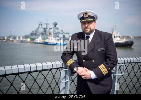 Wilhelmshaven, Germania. 10 Giugno 2020. Il capitano della fregata Stefan Schulz si trova sulla 'Renania Settentrionale-Vestfalia'. La Marina ha messo in servizio il secondo dei quattro nuovi fregati della classe F 125. La 'Nordrhein- Westfalen' è la nave gemella del 'Baden-Württemberg', che ha aderito alla flotta un anno fa. La nave è stata costruita per operazioni di stabilizzazione marittima a lungo termine. Credit: Sina Schuldt/dpa pool/dpa/Alamy Live News Foto Stock