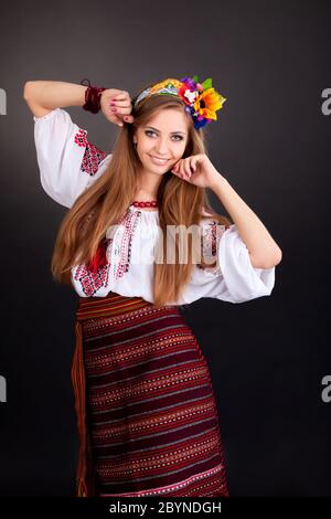 Attraente donna indossa nazionale ucraina di vestire Foto Stock