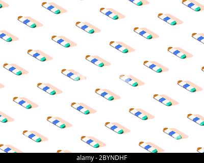 Capsule multicolore, distribuite simmetricamente su sfondo bianco - illustrazione 3d Foto Stock