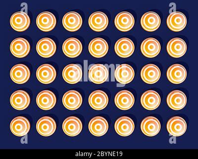 Simmetricamente affiancate sfere di colore bianco e giallo distribuite su sfondo azzurro - illustrazione 3d Foto Stock