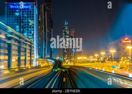 Metropolitana di Dubai in movimento sfocato Foto Stock