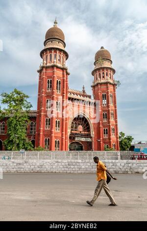 Chennai, Tamil Nadu, India - Agosto 2018: La facciata esterna della squisita architettura coloniale di mattoni rossi dell'edificio del Law College. Foto Stock