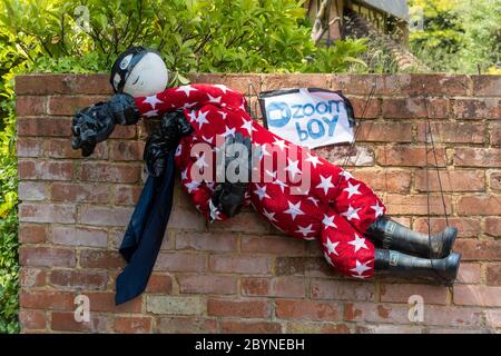 Sentiero o festival dello Scarecrow, parte delle celebrazioni del carnevale Old Basing, Hampshire, Regno Unito. Scarecrow vestito da ragazzo zoom. Foto Stock