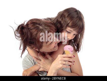 Buona nonna con la nipote mangiare gelato nel cono del waffle. Isolato su sfondo bianco. Foto Stock