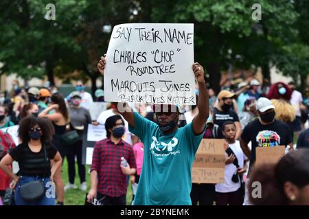 KENNETH MCDAVID tiene un cartello durante un dimostratore della materia di Black Lives attraverso il centro di San Antonio per protestare contro gli assassinii del marchese Jones e Charles Roundtree da San Antonio Police.i marchers sono andati dal Milam Park della città al tribunale della contea di Bexar. La dimostrazione è stata pacifica e non sono stati effettuati arresti. Foto Stock