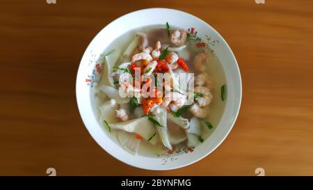 tom yum goong, zuppa piccante di gamberi, famoso cibo tailandese isolato sullo sfondo Foto Stock
