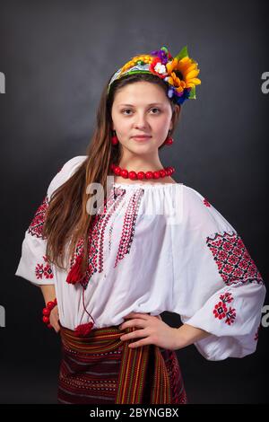 Attraente donna indossa nazionale ucraina di vestire Foto Stock