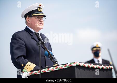 Wilhelmshaven, Germania. 10 Giugno 2020. Il vice-ammiraglio Rainer Brinkmann interviene alla messa in servizio della fregata "Renania settentrionale-Vestfalia". La Marina ha messo in servizio il secondo dei quattro nuovi fregati della classe F 125. La 'Nordrhein- Westfalen' è la nave gemella del 'Baden-Württemberg', che ha aderito alla flotta un anno fa. La nave è stata costruita per operazioni di stabilizzazione marittima a lungo termine. Credit: Sina Schuldt/dpa pool/dpa/Alamy Live News Foto Stock