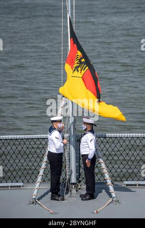 Wilhelmshaven, Germania. 10 Giugno 2020. Marines alzano la bandiera sulla fregata 'Nordrhein-Westfalen'. La Marina ha messo in servizio il secondo dei quattro nuovi fregati della classe F 125. La 'Nordrhein- Westfalen' è la nave gemella del 'Baden-Württemberg', che ha aderito alla flotta un anno fa. La nave è stata costruita per operazioni di stabilizzazione marittima a lungo termine. Credit: Sina Schuldt/dpa pool/dpa/Alamy Live News Foto Stock