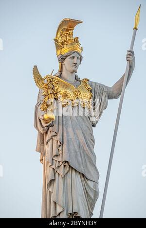 Athena Fountain (Pallas-Athene-Brunnen) di fronte al Parlamento durante il tramonto, Vienna, Austria Foto Stock